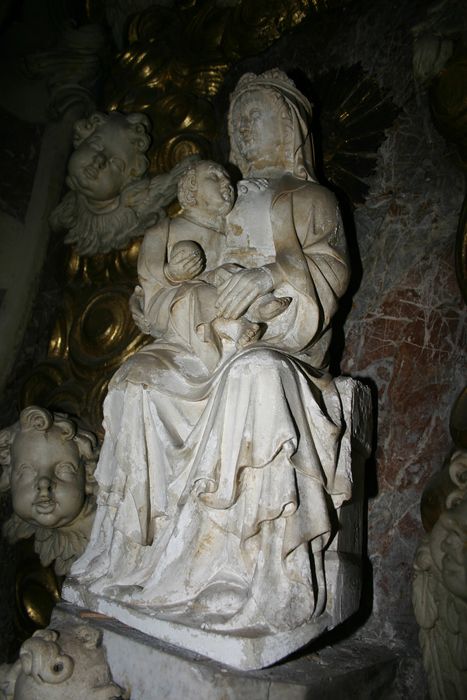 statue : Vierge à l'Enfant assise