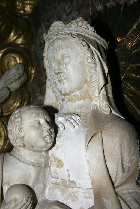 statue : Vierge à l'Enfant assise, vue partielle