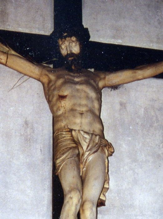 statue : Christ en croix, vue partielle