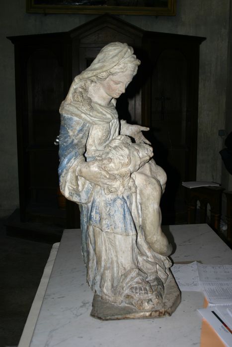 groupe sculpté : Vierge de pitié, profil droit