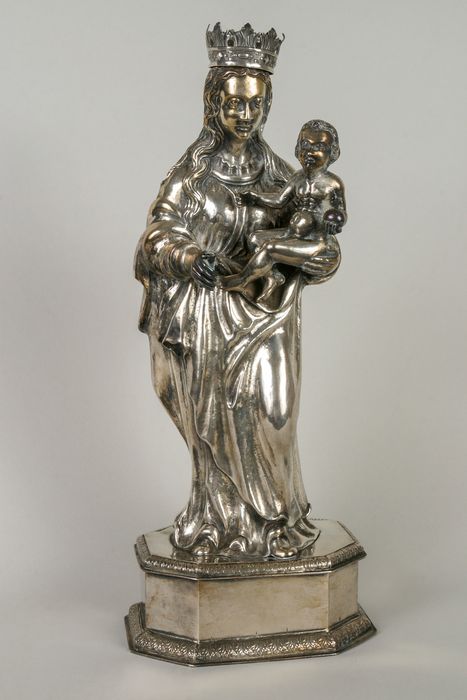 statuette de Vierge à l'Enfant et son socle, vue d'ensemble - © Ministère de la Culture (France), Conservation des antiquités et des objets d’art de la Meuse – Tous droits réservés