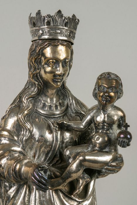 statuette de Vierge à l'Enfant et son socle, vue partielle