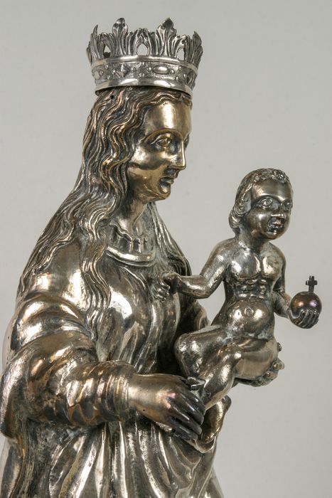 statuette de Vierge à l'Enfant et son socle, vue partielle