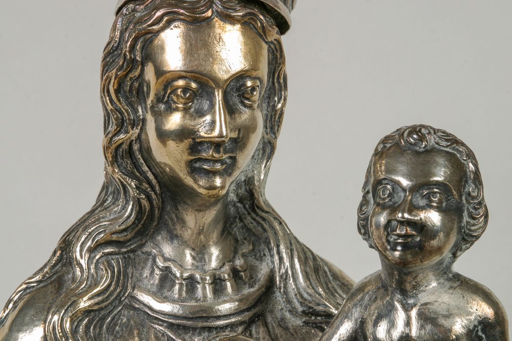 statuette de Vierge à l'Enfant et son socle, détail