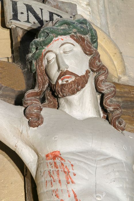 statue : Christ en croix, vue partielle