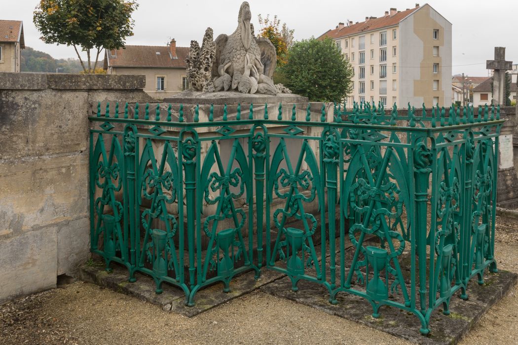 tombeau : Tombe de Jeanne-Elisabeth Frambaux, dite au Pélican - © Ministère de la Culture (France), Conservation des antiquités et des objets d’art de la Meuse – Tous droits réservés