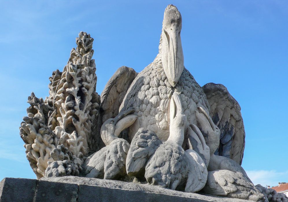 tombeau : Tombe de Jeanne-Elisabeth Frambaux, dite au Pélican, vue partielle - © Ministère de la Culture (France), Conservation des antiquités et des objets d’art de la Meuse – Tous droits réservés