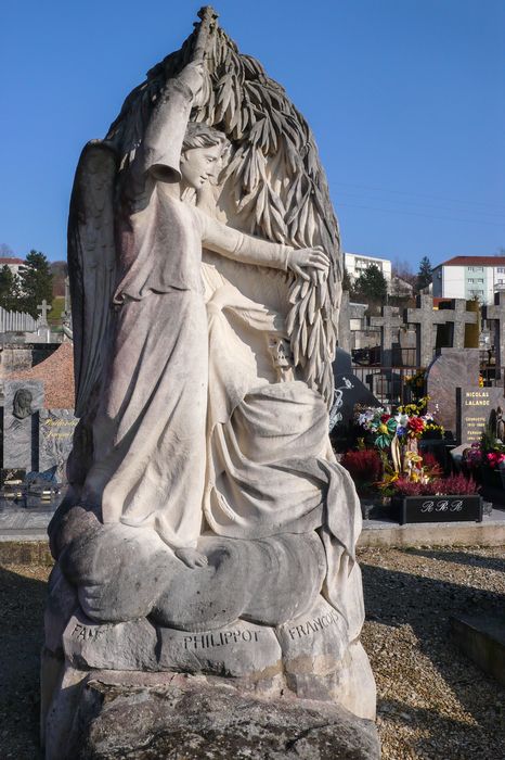 tombeau : tombe de la famille Philippot-François, dite à l'ange à la trompette - © Ministère de la Culture (France), Conservation des antiquités et des objets d’art de la Meuse – Tous droits réservés