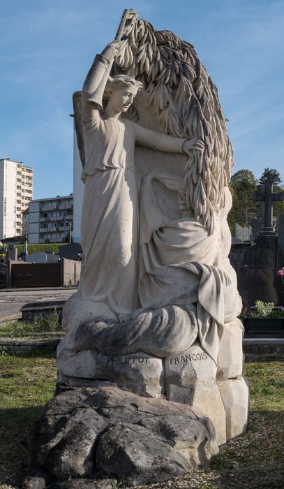 tombeau : tombe de la famille Philippot-François, dite à l'ange à la trompette