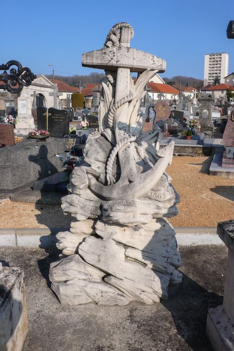 tombeau : Tombe de Lucien Hogard, dite à l'ancre de marine - © Ministère de la Culture (France), Conservation des antiquités et des objets d’art de la Meuse – Tous droits réservés