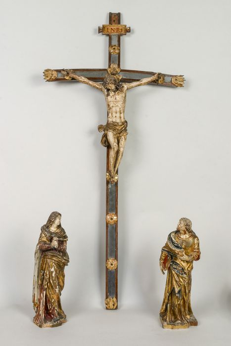 groupe sculpté (Calvaire) : Christ en croix, saint Jean, Vierge - © Ministère de la Culture (France), Conservation des antiquités et des objets d’art de la Meuse, tous droits réservés