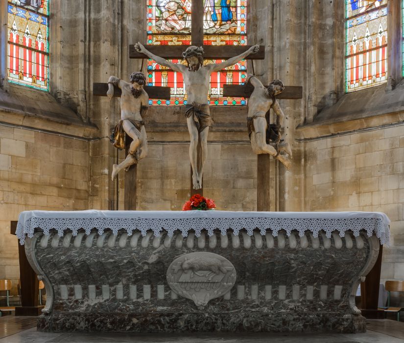 statues : le Christ en croix entre les deux larrons