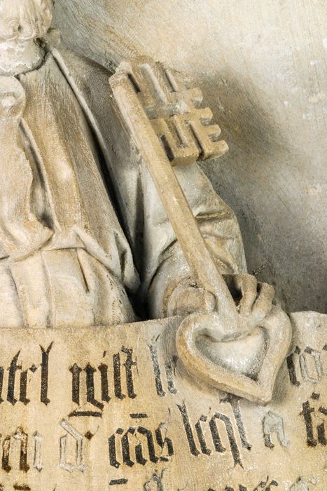 ex-voto, haut-relief, détail : Saint Pierre - © Ministère de la Culture (France), Conservation des antiquités et des objets d’art de la Meuse, tous droits réservés