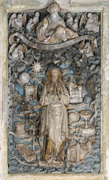 bas-relief : Vierge entourée des symboles de ses litanies - © Ministère de la Culture (France), Conservation des antiquités et des objets d’art de la Meuse, tous droits réservés