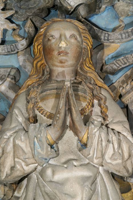 bas-relief : Vierge entourée des symboles de ses litanies, vue partielle - © Ministère de la Culture (France), Conservation des antiquités et des objets d’art de la Meuse, tous droits réservés