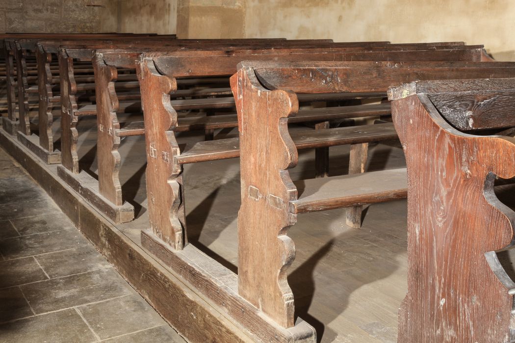 bancs d'église, vue partielle