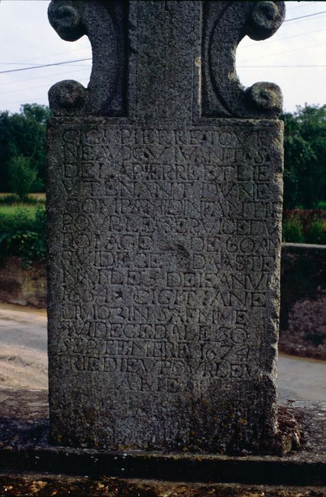 monument funéraire de Pierre Tourneau et de sa femme Anne Limozin, vue rapprochée de l'épitaphe