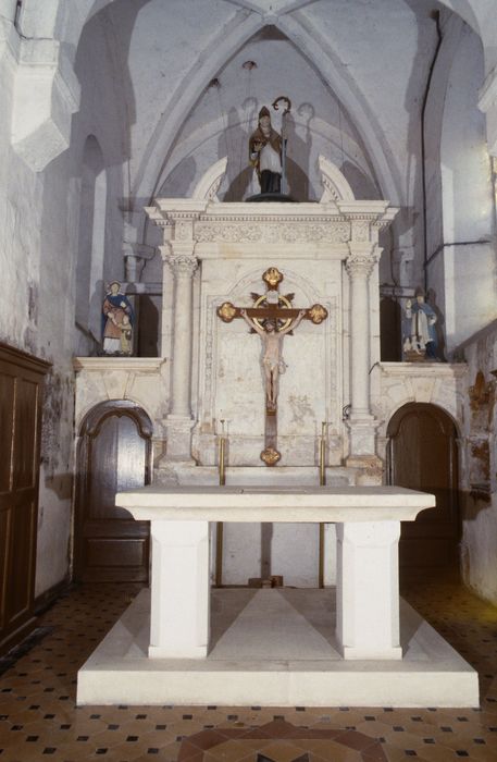 Retable du choeur, deux autels latéraux et leurs retables