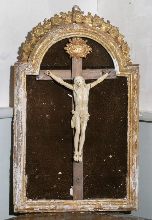 croix encadrée (tableau) : Christ en croix