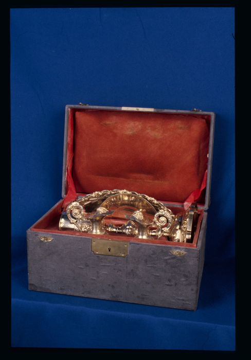 calice, patène, plateau, burettes (chapelle liturgique) et leur coffret - © Ministère de la Culture (France), Conservation des antiquités et des objets d’art de la Meuse, tous droits réservés
