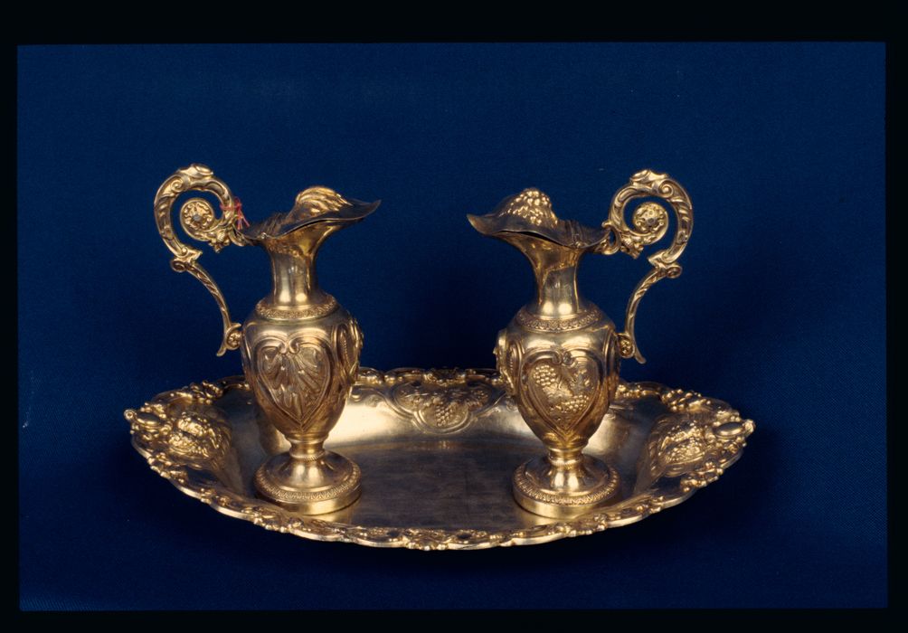 plateau et ses burettes - © Ministère de la Culture (France), Conservation des antiquités et des objets d’art de la Meuse – Tous droits réservés