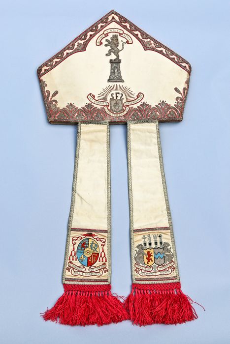 mitre de Monseigneur Henry, prélat meusien