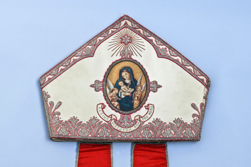 mitre de Monseigneur Henry, prélat meusien, vue partielle