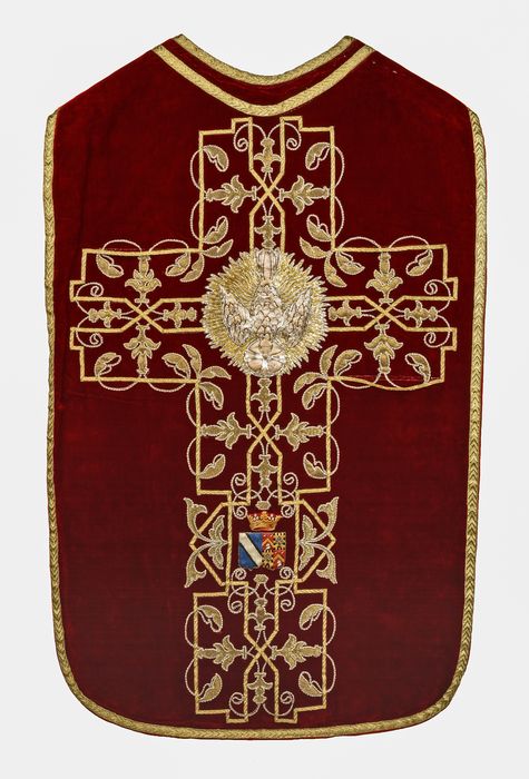 chasuble (ornement rouge) - © Ministère de la Culture (France), Conservation des antiquités et des objets d’art de la Meuse, tous droits réservés