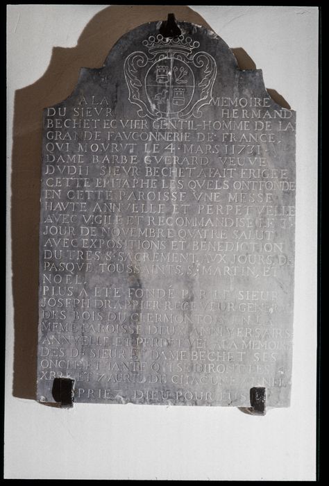plaque funéraire : fondations de messes et inscription funéraire en mémoire de Hermand Bechet, écuyer, gentilhomme de France et de sa famille