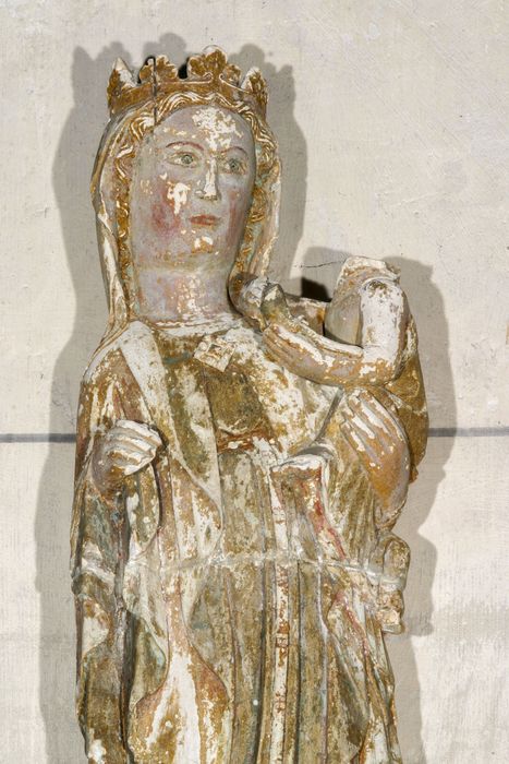 statue : Vierge à l'Enfant dite Notre-Dame d'Ecurey, vue partielle - © Ministère de la Culture (France), Conservation des antiquités et des objets d’art de la Meuse – Tous droits réservés