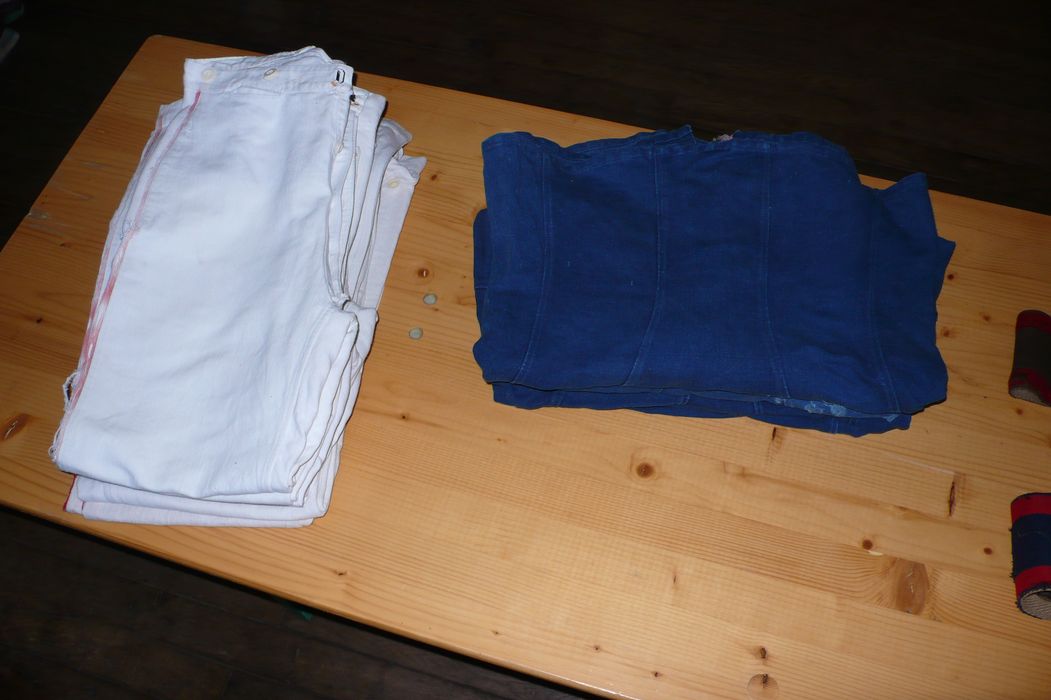 vestes bleues et pantalons blancs