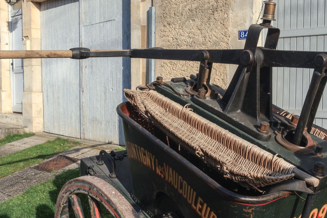 pompe hippomobile à deux roues, vue partielle