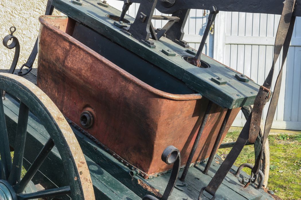pompe hippomobile à deux roues, vue partielle