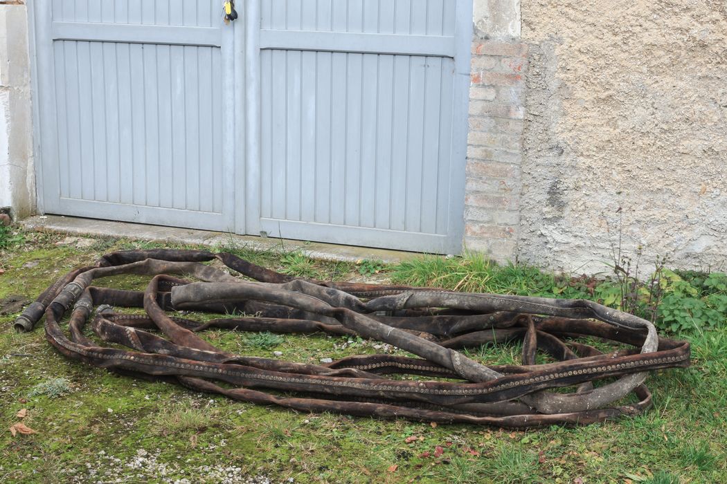 pompe hippomobile à deux roues, détail d'un boyau de cuir