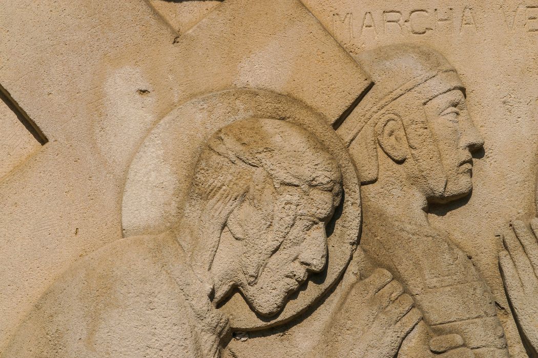 bas-relief : Portant sa croix, il ira vers son calvaire, détail