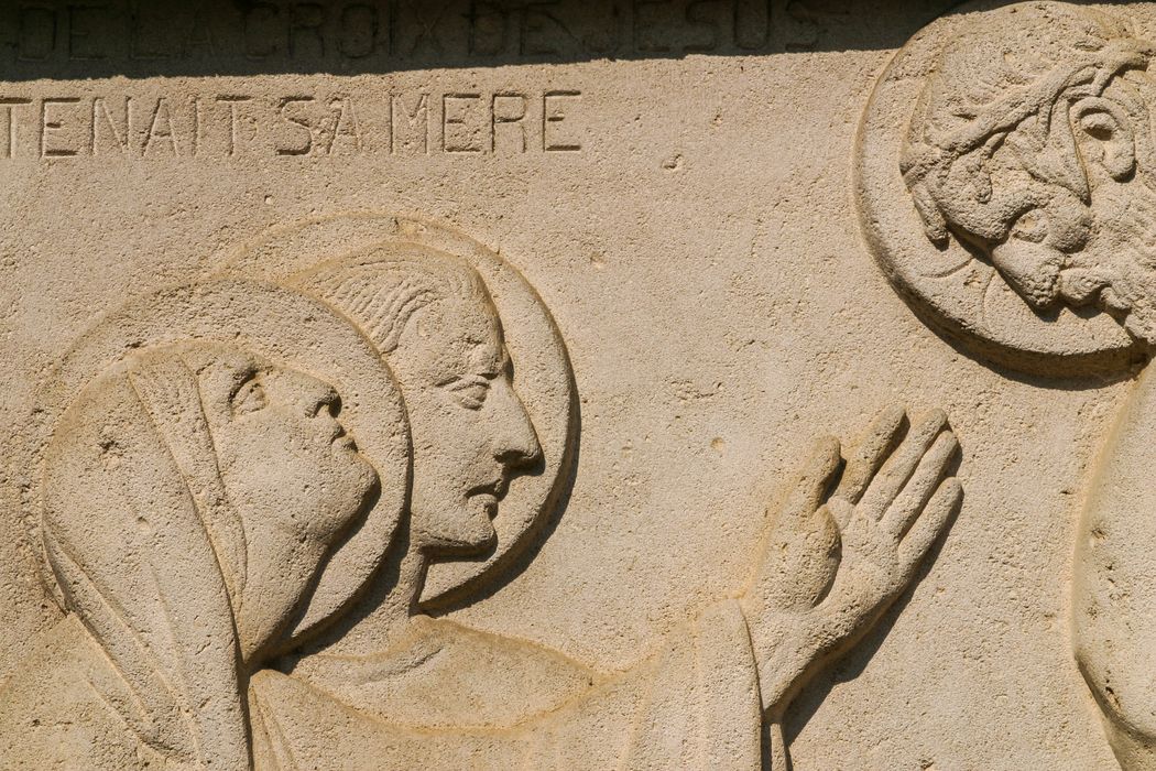 bas-relief : Près de la croix de Jésus se tenait sa mère, détail