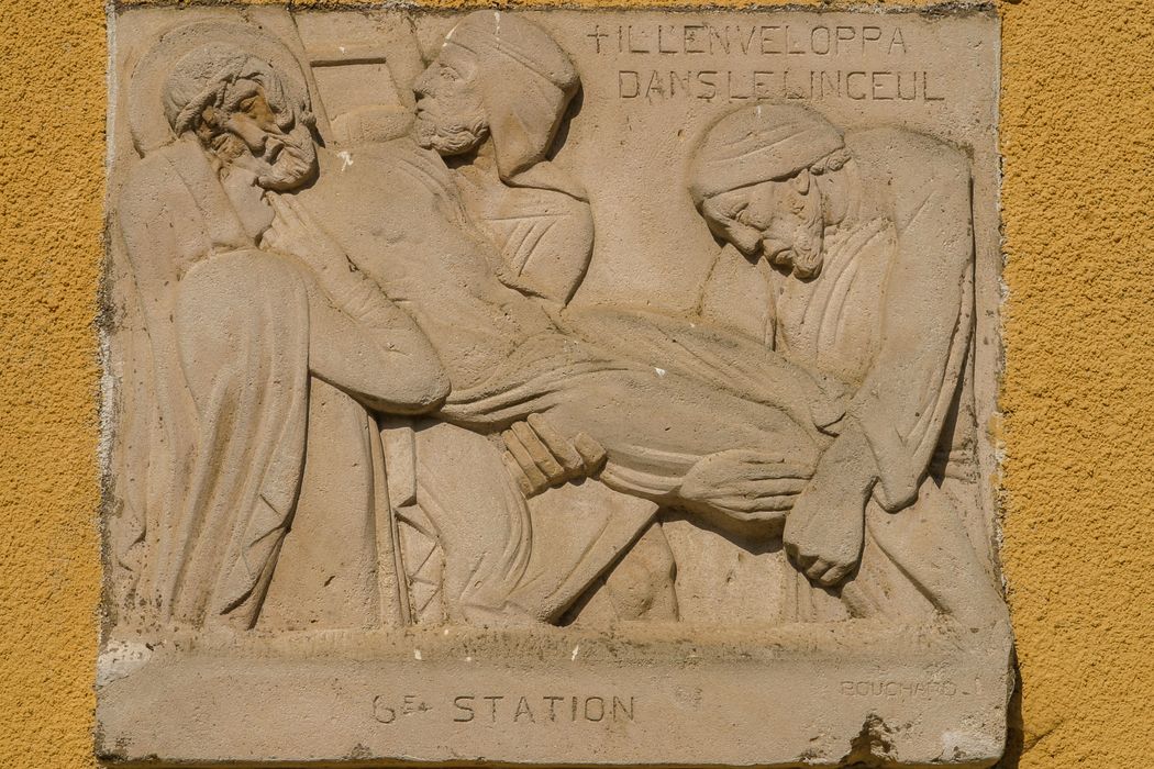 bas-relief : Il l'enveloppa dans le linceul