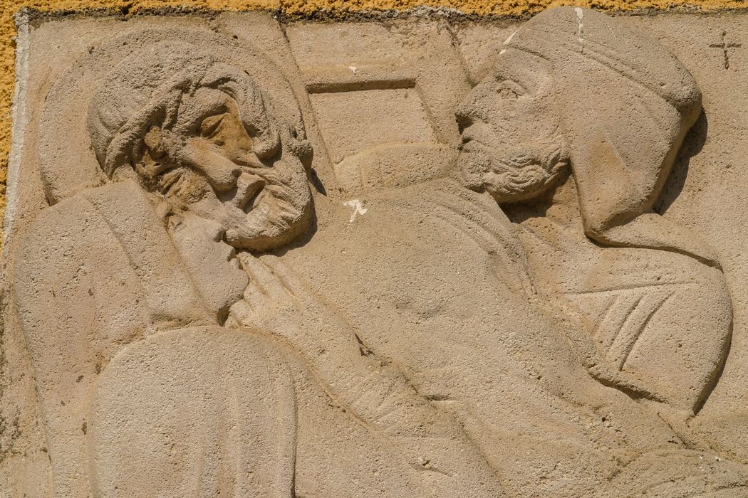 bas-relief : Il l'enveloppa dans le linceul, détail