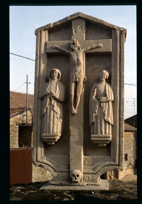 monument funéraire : Christ en croix entre la Vierge et saint Jean - © Ministère de la Culture (France), Conservation des antiquités et des objets d’art de la Meuse – Tous droits réservés