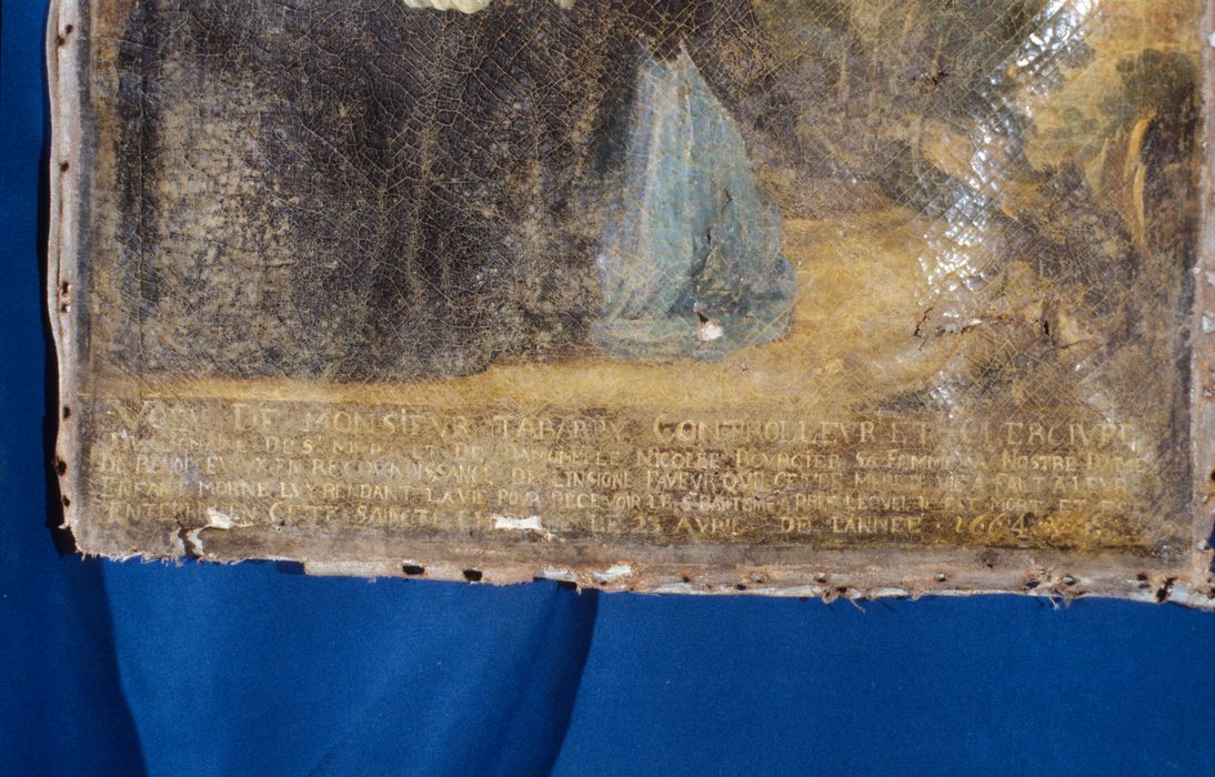 ex-voto : Deux donateurs agenouillés au pied de Notre-Dame de Benoîte-Vaux, détail de l'inscription - © Ministère de la Culture (France), Conservation des antiquités et des objets d’art de la Meuse – Tous droits réservés
