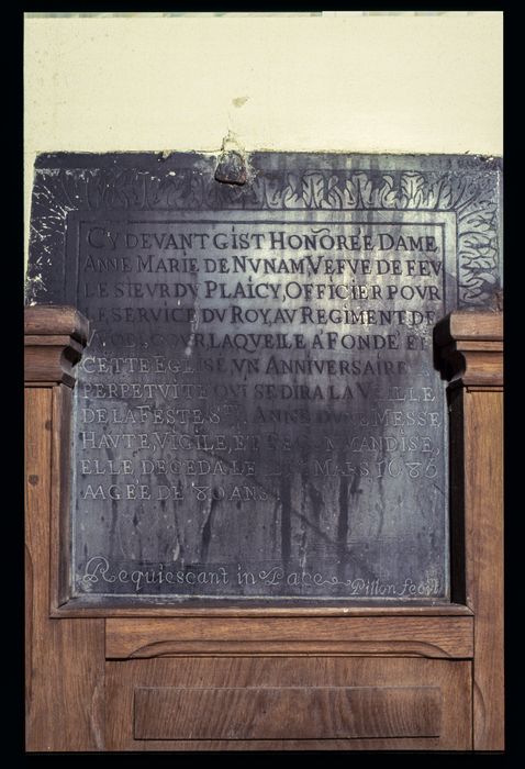 plaque funéraire (inscription funéraire) en mémoire de Anne-Marie de Nunam et fondation de messe - © Ministère de la Culture (France), Conservation des antiquités et des objets d’art de la Meuse – Tous droits réservés