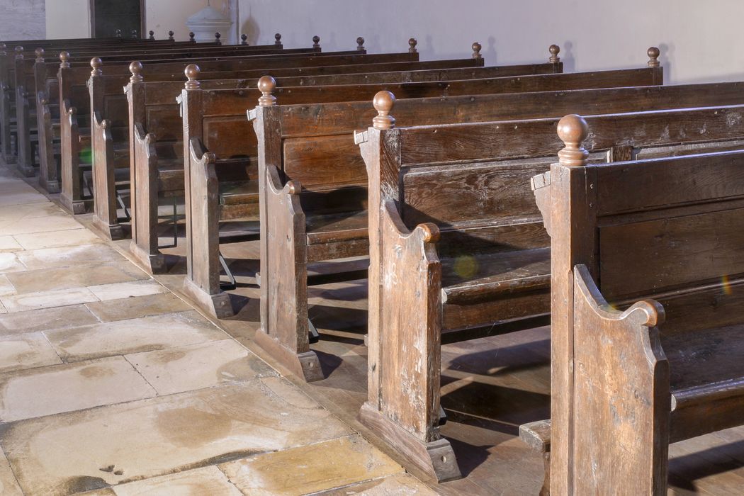 bancs de fidèles, vue partielle