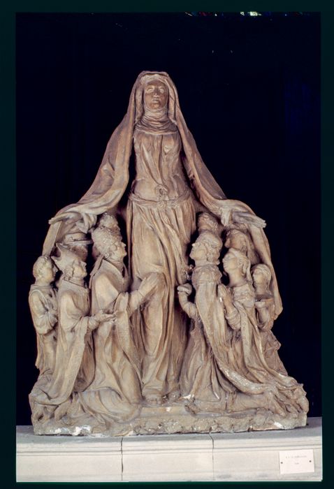 groupe sculpté : Vierge de Miséricorde dite la Vierge au manteau - © Ministère de la Culture (France), Conservation des antiquités et des objets d’art de la Meuse - Tous droits réservés