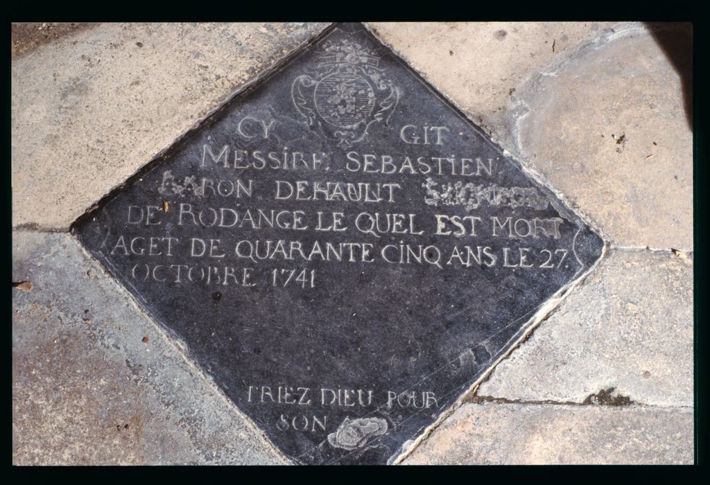 plaque funéraire (inscription funéraire) en mémoire de Sébastien, baron Dehaut de Rodange - © Ministère de la Culture (France), Conservation des antiquités et des objets d’art de la Meuse – Tous droits réservés