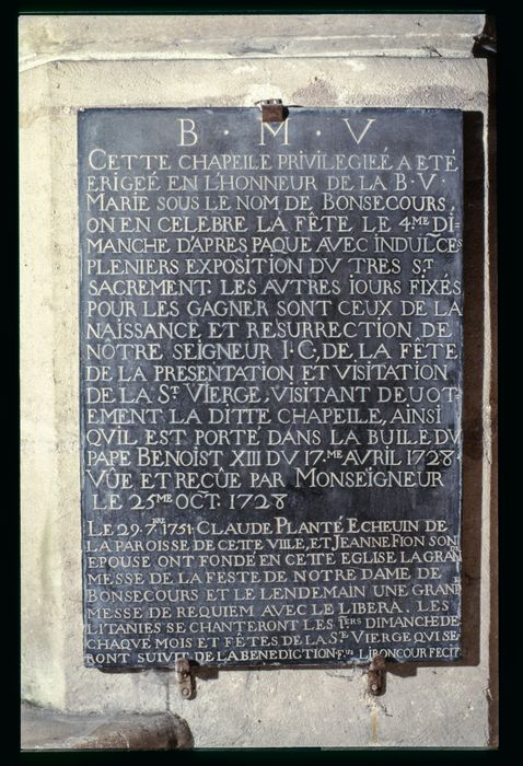 plaque commémorative : inscription relative à l'érection de la chapelle Notre-Dame de Bonsecours et fondations de messes - © Ministère de la Culture (France), Conservation des antiquités et des objets d’art de la Meuse - Tous droits réservés