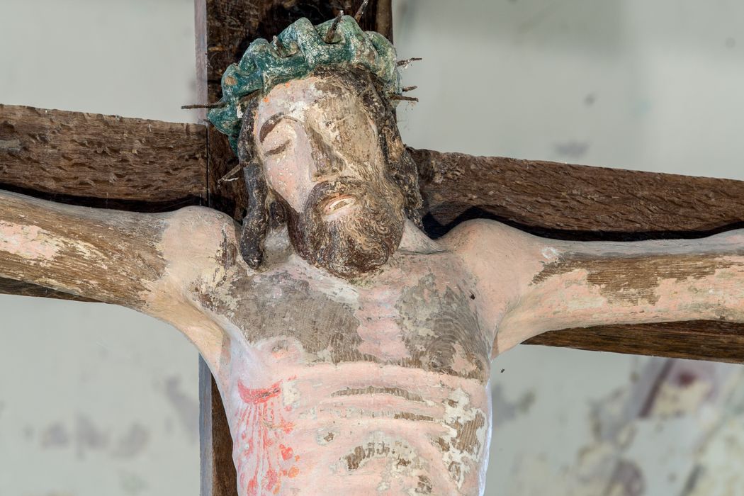 statue : Christ en croix, vue partielle