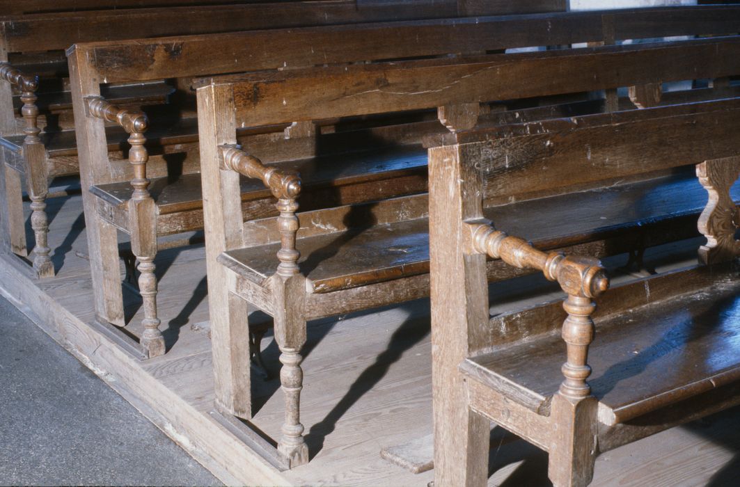 bancs d'église, vue partielle