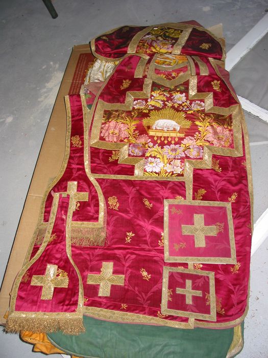 chasuble, étole, manipule, voile de calice, bourse, pale (ornement rouge)