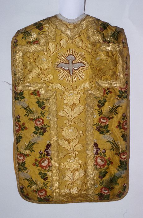  chasuble (ornement doré)