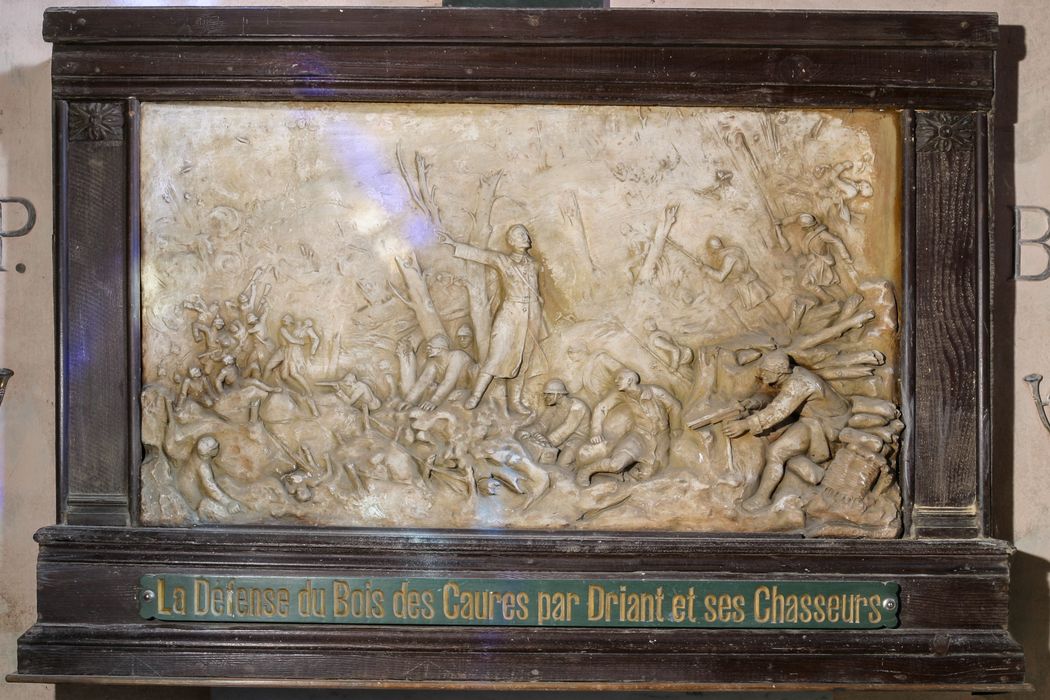 bas-relief : Défense du bois des Caures avec le colonel Driant - © Ministère de la Culture (France), Conservation des antiquités et des objets d’art de la Meuse - Tous droits réservés